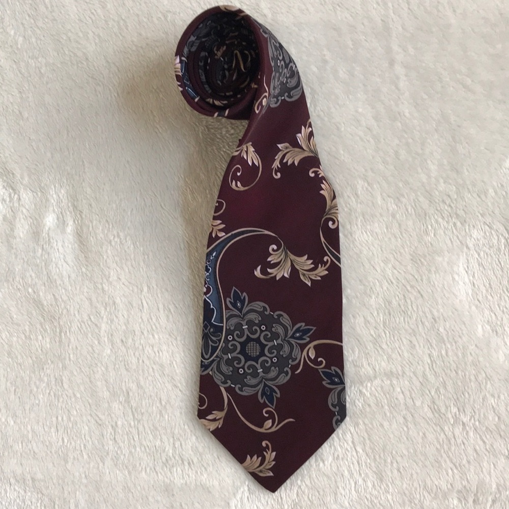 The American Edition Burgundy Paisley Tie.